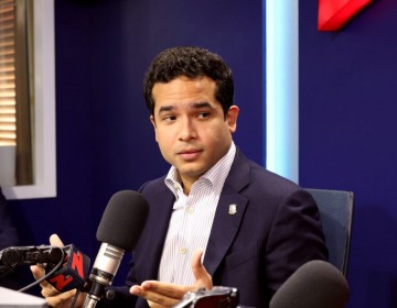 Omar Fern&aacute;ndez asistir&aacute; a toma de posesi&oacute;n de Donald Trump