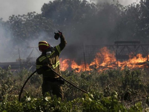 Un nuevo incendio cerca de Atenas obliga a ordenar la evacuaci&oacute;n de tres poblaciones