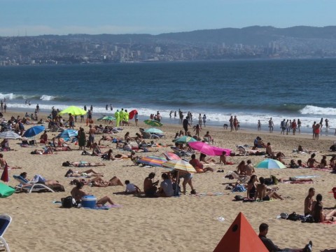 Gobierno de Chile ordena uso obligatorio de la Mascarilla en playas y balnearios por rebrote de COVID-19