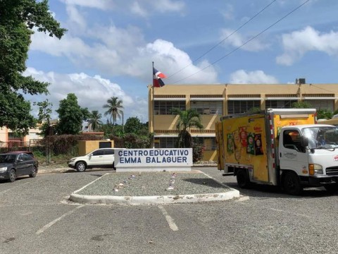 Padres se quejan porque sus hijos no reciben clases por falta de docentes en escuela de Herrera