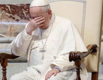 El papa recibir&aacute; infiltraciones para su dolor de rodilla