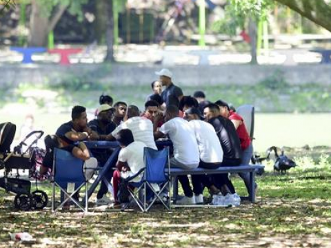 Los parques apaciguaron el calor en la capital durante feriado de ayer