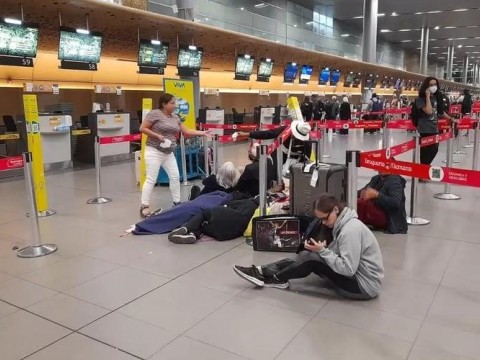 Aerol&iacute;neas ayudan a pasajeros tras la suspensi&oacute;n de los vuelos de Viva Air