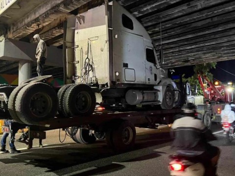 Patana queda atrapada debajo de elevado de la 30 de Mayo