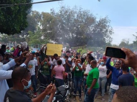 Trabajadores de zona franca reclaman a Aduanas liberar 50 contenedores retenidos