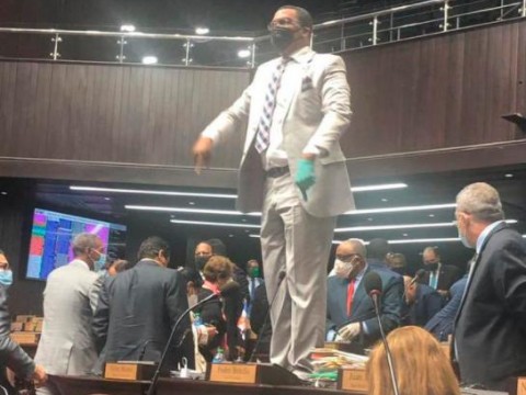 &ldquo;Yo me voy a seguir subiendo porque esa curul es m&iacute;a&rdquo;