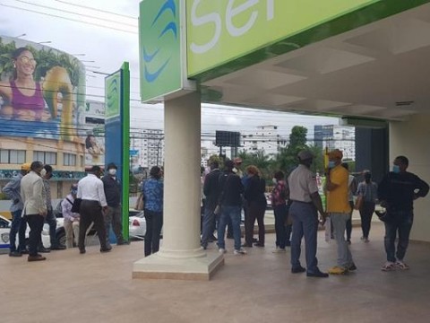Integrantes del sector externo "Ola" exigen puestos de trabajo frente a Senasa
