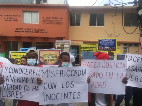 Realizan manifestación en apoyo a la pastora Rossy Guzmán frente al Palacio de Justicia