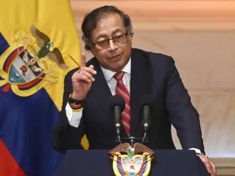 Petro dice que buscan sacarlo de la Presidencia con allanamiento a sindicato de maestros