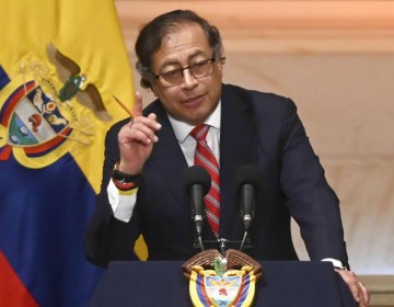 Petro dice que buscan sacarlo de la Presidencia con allanamiento a sindicato de maestros