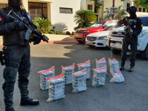 DNCD decomisa 49 paquetes de droga escondidos debajo de un buque en SPM