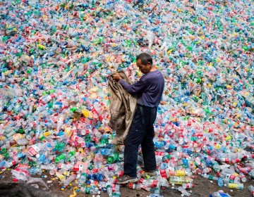 Informe revela contaminaci&oacute;n por el ser humano con m&aacute;s de 140 millones de toneladas de pl&aacute;stico