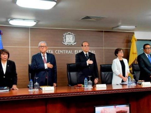 Pleno de la JCE se re&uacute;ne con miembros de la comisi&oacute;n de acompa&ntilde;amiento