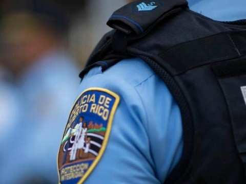 Mujer en Puerto Rico llega a un cuartel de la Polic&iacute;a con el cuerpo de otra mujer