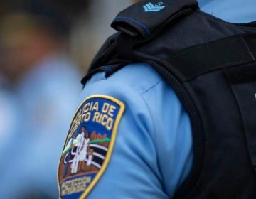 Mujer en Puerto Rico llega a un cuartel de la Polic&iacute;a con el cuerpo de otra mujer