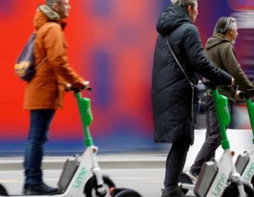 Par&iacute;s se convierte en la primera ciudad europea en prohibir los patinetas de alquiler
