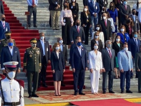 Presidente Abinader encabeza acto de honor a la Bandera Nacional