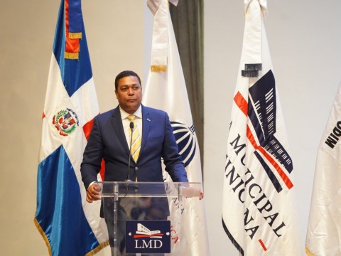 LMD entrega aportes para adquisici&oacute;n 9 camiones compactadores y de volteo para ayuntamientos