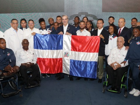 Presidente Abinader entrega la Bandera Nacional y despide una representaci&oacute;n de 57 atletas dominicanos rumbo a las Olimpiadas de Par&iacute;s 2024