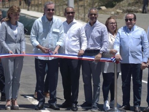 El mandatario entrega obras en Santiago