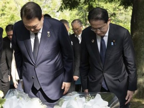 Mandatarios de Jap&oacute;n y Corea del Sur buscan enmendar lazos