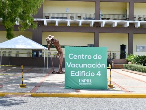 Centros de vacunaci&oacute;n permanecen cerrados pese a declaraciones del ministro de salud