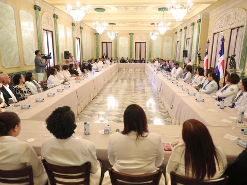 Presidente Luis Abinader reconoce a m&eacute;dicos forenses por hist&oacute;rica labor en tragedia del Jet Set