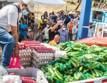 Mercado navide&ntilde;o de Inespre se abarrota