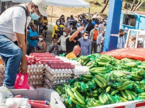 Mercado navide&ntilde;o de Inespre se abarrota