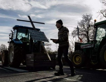 Los agricultores bloquean las rutas de Francia a la espera de los anuncios del Gobierno