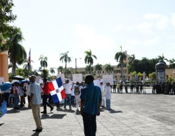 "Estamos hartos de promesas", psic&oacute;logos y pilotos llevan sus reclamos hasta el Palacio Nacional