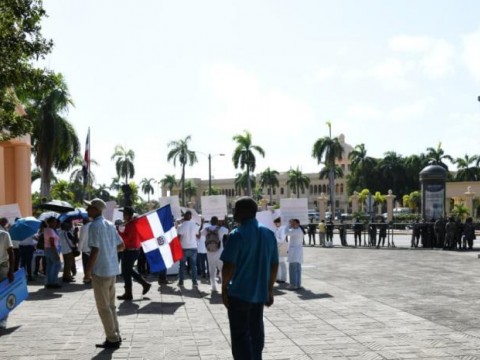 "Estamos hartos de promesas", psic&oacute;logos y pilotos llevan sus reclamos hasta el Palacio Nacional