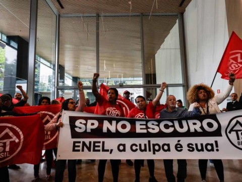 Manifestantes cortan dos avenidas en Sao Paulo por un apag&oacute;n de luz de cuatro d&iacute;as
