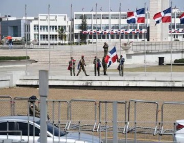 Ordenan retirar banderas de la plaza por manifestaciones  pacificas  de esta semana 