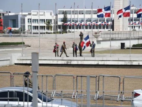 Ordenan retirar banderas de la plaza por manifestaciones  pacificas  de esta semana 