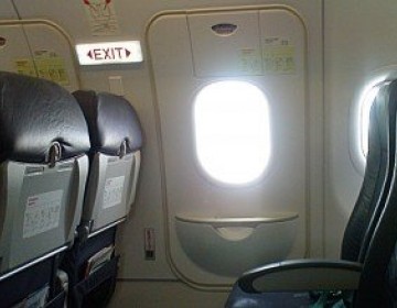 Pareja abre puerta de emergencia y sale de avi&oacute;n en movimiento en Nueva York