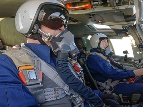 Putin vuela en bombardero nuclear en duro mensaje a Occidente previo a elecci&oacute;n
