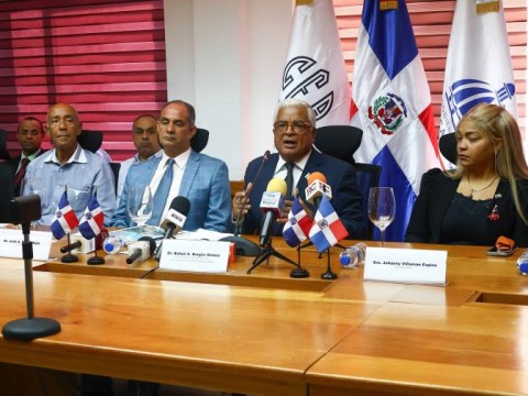 Rafael Burgos indic&oacute; que solo el 23% de los empleados del CEA trabajaban efectivamente