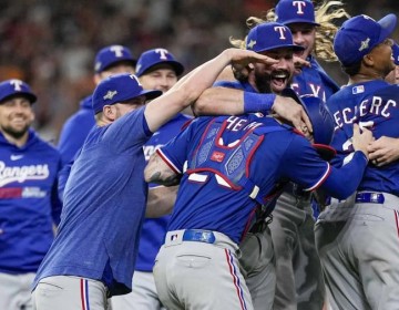 Rangers y sus fan&aacute;ticos celebran el t&iacute;tulo de la Serie Mundial con un desfile en Arlington