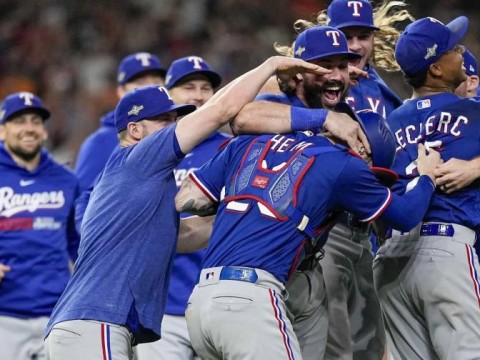 Rangers y sus fan&aacute;ticos celebran el t&iacute;tulo de la Serie Mundial con un desfile en Arlington