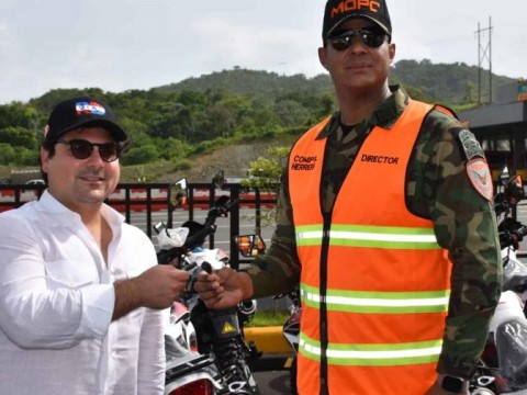 RD Vial entrega 15 motocicletas a Comipol para fortalecer asistencia en las v&iacute;as