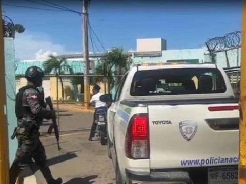 Reclusos de c&aacute;rcel de Mao secuestran por espacio de 30 minutos a un agente penitenciario