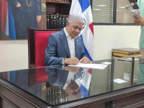 Presidente y vicepresidente de la Asamblea Nacional firman el texto de la nueva Constituci&oacute;n