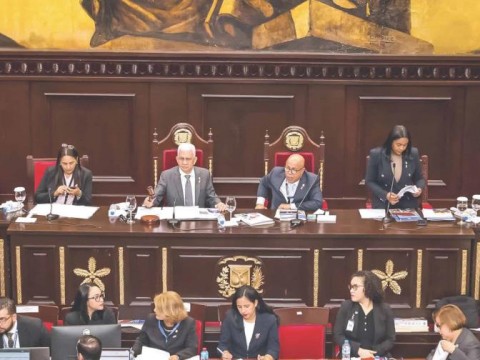 Aprueban reforma constitucional que unifica los comicios y reduce los diputados