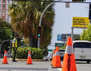 Autoridades de tr&aacute;nsito orientan a conductores en nueva fase de prohibici&oacute;n de giros en el DN