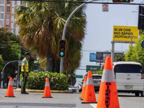 Autoridades de tr&aacute;nsito orientan a conductores en nueva fase de prohibici&oacute;n de giros en el DN