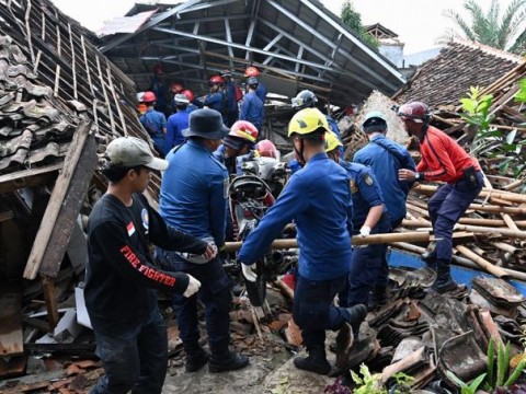 Rescatan ni&ntilde;o de 6 a&ntilde;os dos d&iacute;as despu&eacute;s del sismo en Indonesia