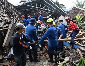Rescatan ni&ntilde;o de 6 a&ntilde;os dos d&iacute;as despu&eacute;s del sismo en Indonesia