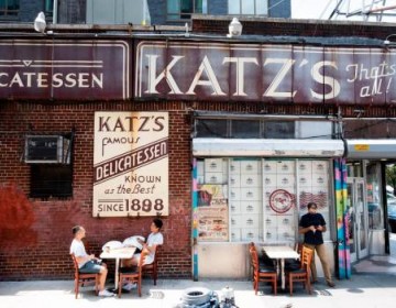NY impone m&aacute;s restricciones a los bares para que cumplan distanciamiento