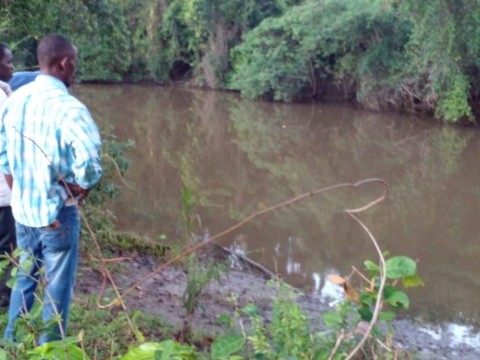 Autoridades buscan haitiana se lanz&oacute; a un r&iacute;o con 3 de sus hijos, donde uno de ellos muri&oacute;